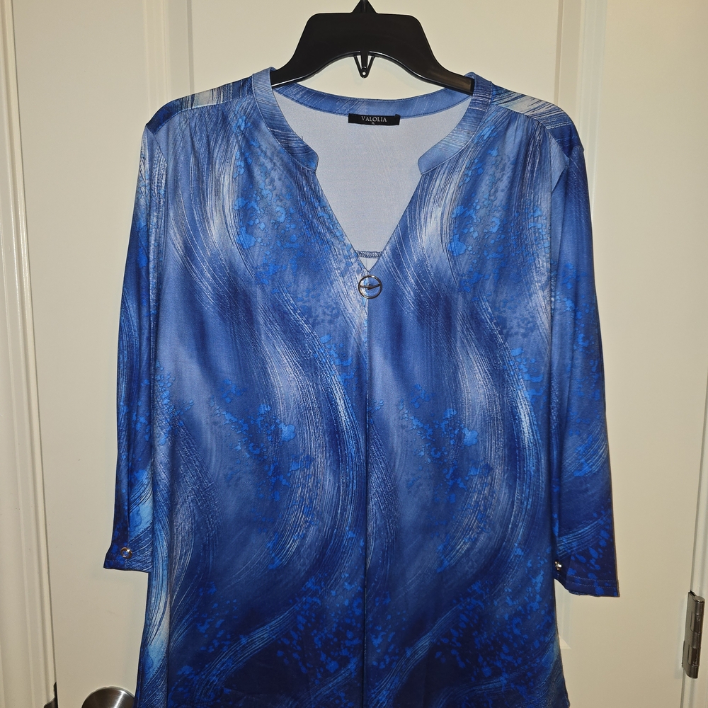 Valolia 3/4 Sleeve Tunic Top